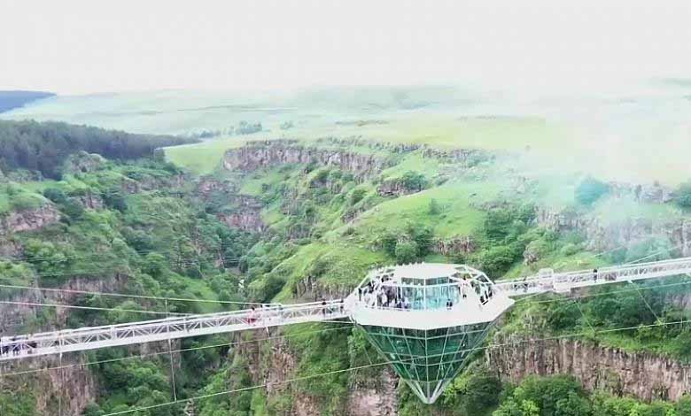 Géorgie : Construction d’un pont de verre en forme de diamant