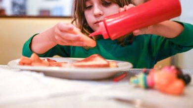 Les émotions négatives font manger de la malbouffe aux enfants