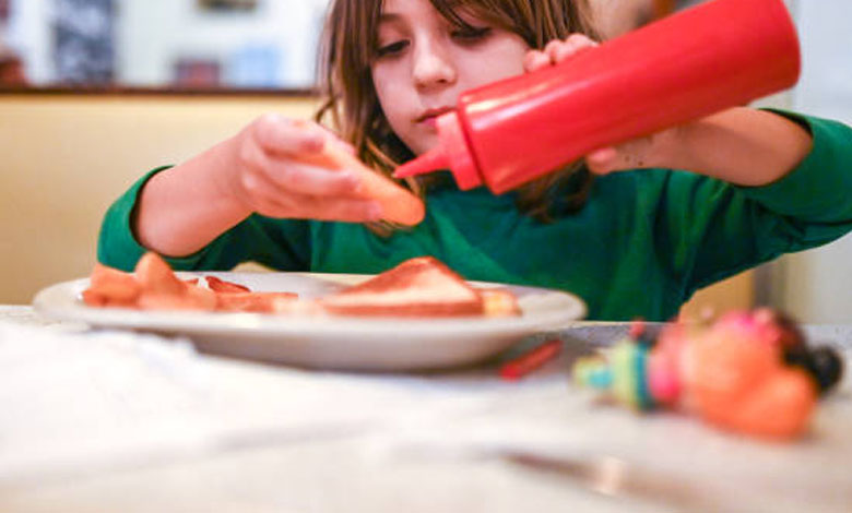 Les émotions négatives font manger de la malbouffe aux enfants