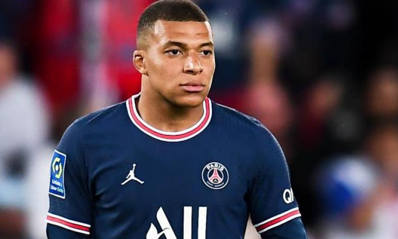 PSG: Wayne Rooney tacle sévèrement Kylian Mbappé