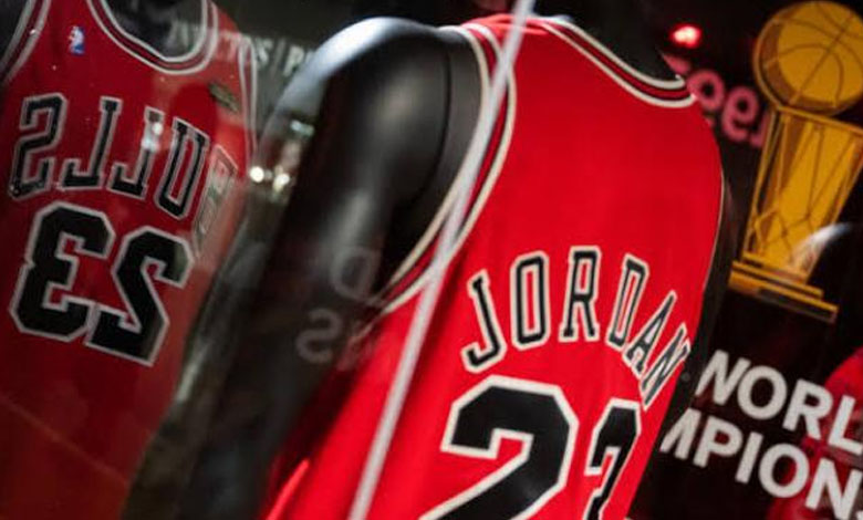 Le maillot du basketteur Michael Jordan vendu pour une somme record