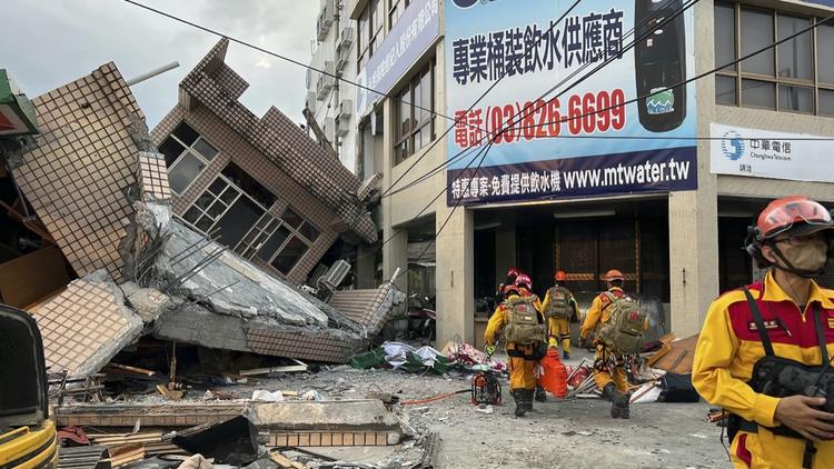 Taïwan frappé par un violent séisme, le Japon diffuse une alerte tsunami