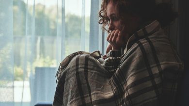 Être seul ou malheureux nous fait vieillir plus vite que la cigarette