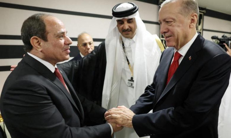 La Coupe du Monde du Qatar réunit al-Sissi et Erdoğan dans une poignée de main historique