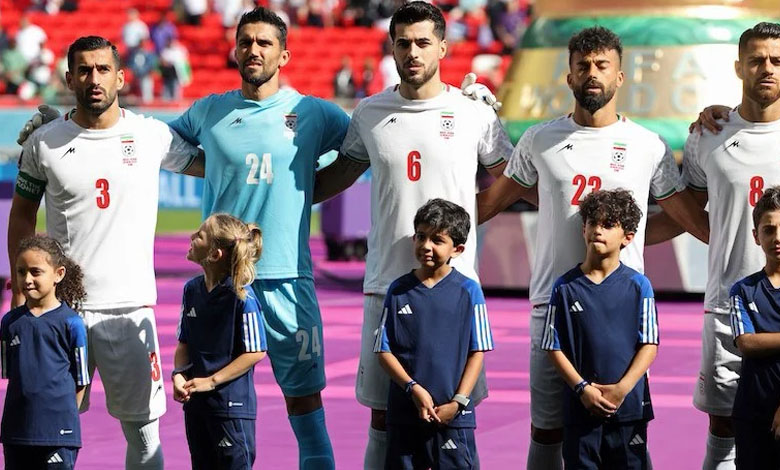 Les joueurs iraniens chantent l'hymne national après les menaces de Téhéran