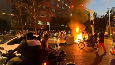 Iran: Les manifestations nocturnes continuent à Téhéran, les manifestants brûlent le siège du Basij à Qom