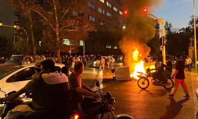 Iran: Les manifestations nocturnes continuent à Téhéran, les manifestants brûlent le siège du Basij à Qom