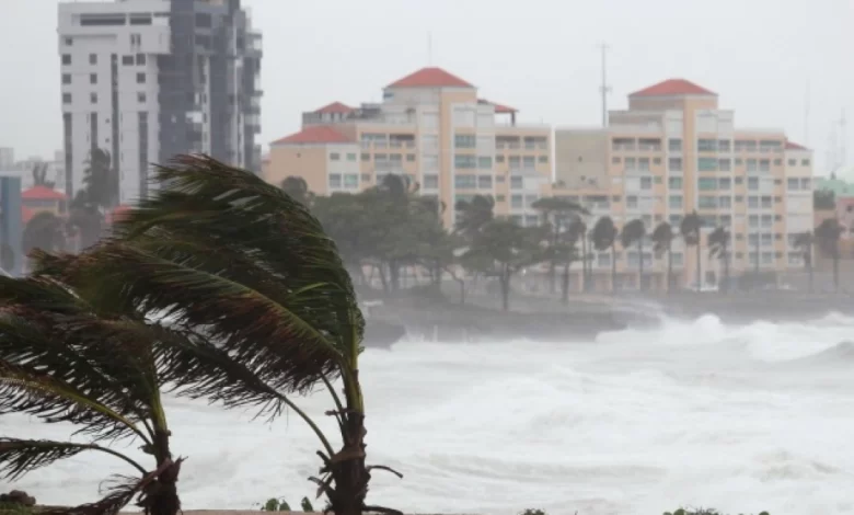 Une énorme tempête en tue au moins deux