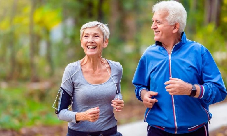 Les nombreux avantages de la pratique d'un sport chez les aînés - améliorer la santé physique et mentale et établir des liens avec la collectivité