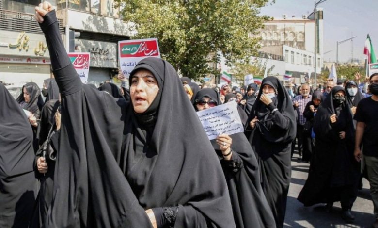 Iran : Le régime des mollahs obéira-t-il au peuple et modifiera-t-il les lois sur le port obligatoire du Hijab ?