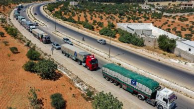 L'ONU a demandé aux Syriens de mettre de côté la politique et de faciliter l'acheminement de l'aide vers les zones sinistrées par le tremblement de terre dans le nord-ouest de la Syrie, comme l'a déclaré un haut responsable de l'ONU. Certaines sources ont indiqué qu'un convoi d'aide est déjà entré dans les zones sinistrées dans le nord de la Syrie par le biais du poste frontière de Bab al-Hawa pour la première fois depuis le tremblement de terre. Cet incident effroyable a soulevé la question de savoir comment l'Occident pourrait se mettre en relation avec le régime syrien dans le cadre d'un tel événement humanitaire, qui nécessite une intervention d'urgence pour sauver les civils dans les zones touchées.