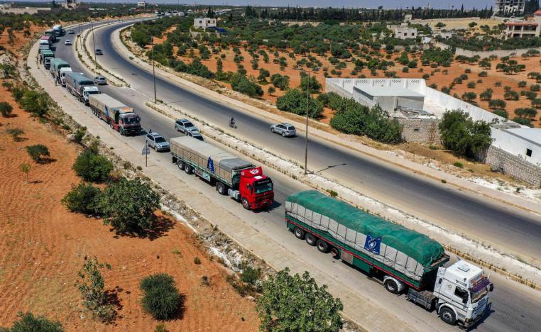 L'ONU a demandé aux Syriens de mettre de côté la politique et de faciliter l'acheminement de l'aide vers les zones sinistrées par le tremblement de terre dans le nord-ouest de la Syrie, comme l'a déclaré un haut responsable de l'ONU. Certaines sources ont indiqué qu'un convoi d'aide est déjà entré dans les zones sinistrées dans le nord de la Syrie par le biais du poste frontière de Bab al-Hawa pour la première fois depuis le tremblement de terre. Cet incident effroyable a soulevé la question de savoir comment l'Occident pourrait se mettre en relation avec le régime syrien dans le cadre d'un tel événement humanitaire, qui nécessite une intervention d'urgence pour sauver les civils dans les zones touchées.