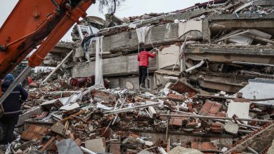 En raison de la pauvreté et de la catastrophe dévastatrice les survivants du tremblement de terre en Turquie fouillent dans les décombres à la recherche d'or