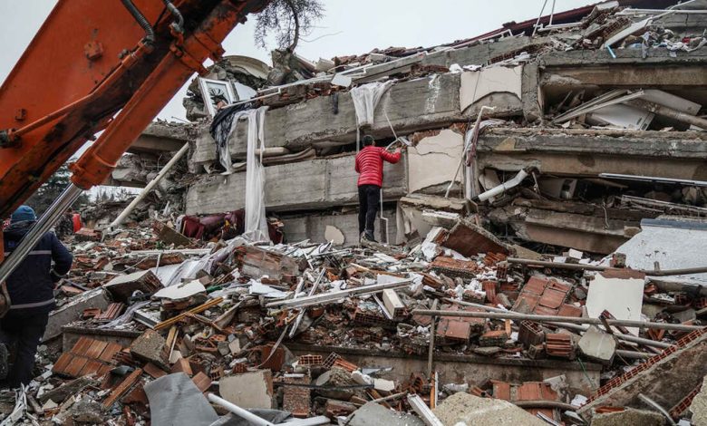 En raison de la pauvreté et de la catastrophe dévastatrice les survivants du tremblement de terre en Turquie fouillent dans les décombres à la recherche d'or