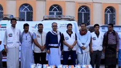 En application du principe de solidarité et de compassion entre les membres de la société, le Croissant-Rouge des Émirats arabes unis a lancé des projets de distribution de dattes et d'échange de serfs dans la province de Shabwah, dans le sud du Yémen.