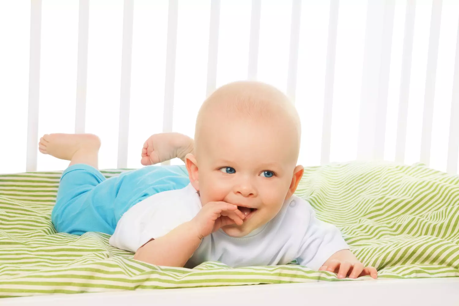 À quel âge un bébé tientil sa tête ? FR.ImArabic
