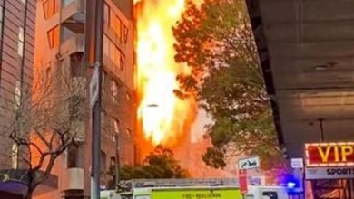 Un incendie spectaculaire dévaste un immeuble de sept étages à Sydney !