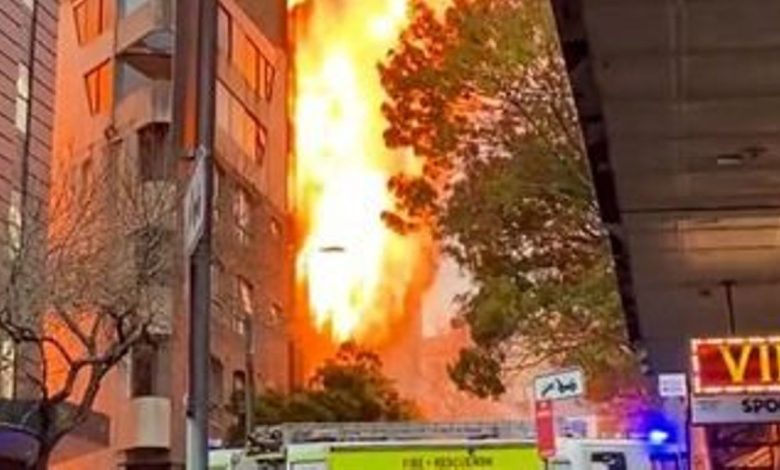 Un incendie spectaculaire dévaste un immeuble de sept étages à Sydney !