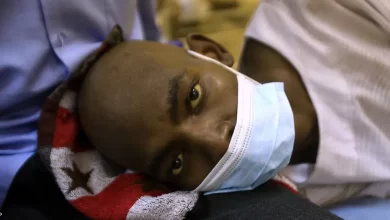 Après l'effondrement du système de santé, les réseaux sociaux sont le moyen pour les médecins soudanais de soigner les patients