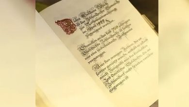 Des centaines de milliers de personnes apprennent une langue que personne ne parle... Quelle en est la raison ?