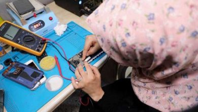 Pour protéger la vie privée - une Palestinienne se spécialise dans la réparation de téléphones portables
