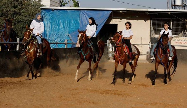 Cavalière Palestinienne Enseigne aux Enfants et aux Filles l'Équitation