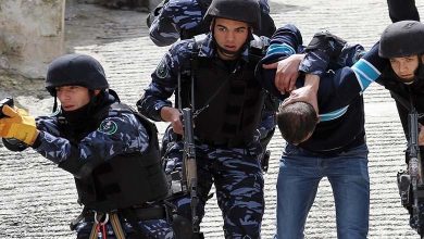 Un trafiquant de drogue commet "l'acte le plus stupide imaginable" et est arrêté par la police, faisant face à des accusations