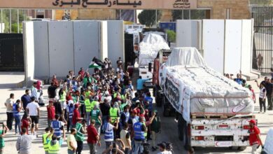Les premiers camions d'aide entrent dans la bande de Gaza alors que les attaques israéliennes s'intensifient