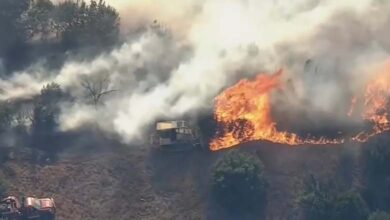 Incendie terrifiant au Texas.. la fumée noire cache le soleil