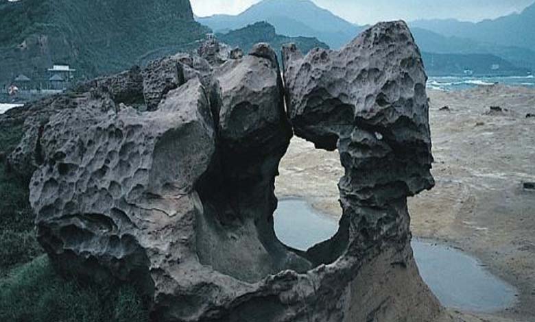 La Météorisation Naturelle des Roches : Quand les volcans rivalisent dans les émissions de Carbone 