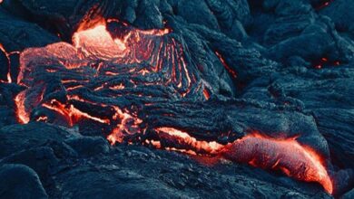 Un volcan fend la terre dans une ville Européenne 