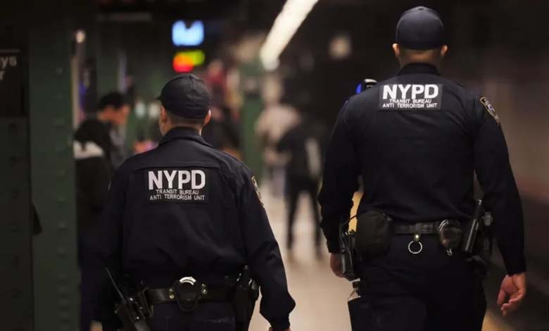 La police abat un homme qui a poignardé 4 personnes à mort dans le quartier de Queens à New York 