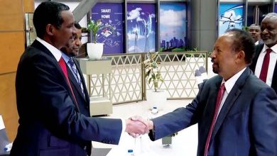 Hamdok insiste sur la "voie d'Addis-Abeba" tandis que "l'échange de bombardements" embrase Khartoum