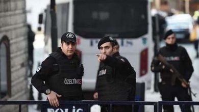 Un Turc poignarde son père à mort et informe la police : ‘Peut-être que mon père est mort’ 