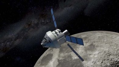 Une navette spatiale américaine entre en orbite lunaire et se prépare à l'atterrissage
