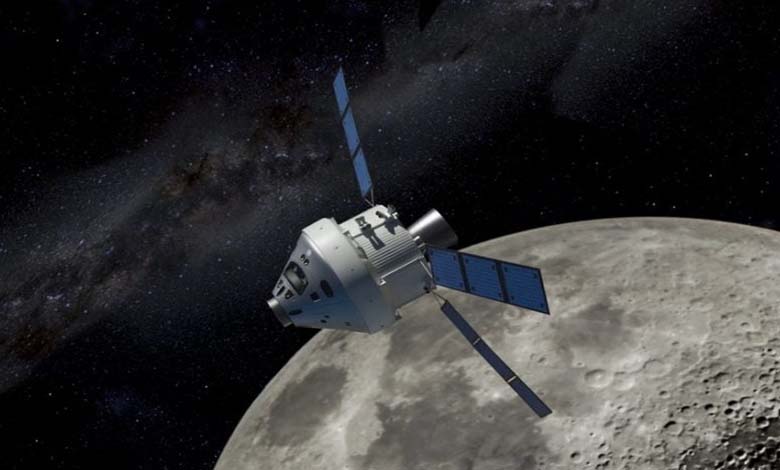 Une navette spatiale américaine entre en orbite lunaire et se prépare à l'atterrissage