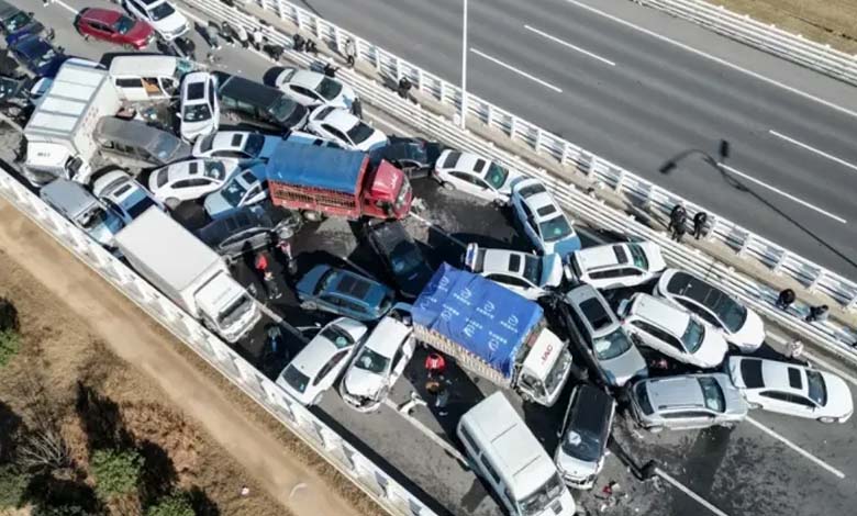 Collision de 100 voitures sur une autoroute en Chine 