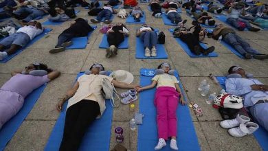 Sieste collective au milieu d'une rue bondée de Mexico pour "promouvoir le repos"