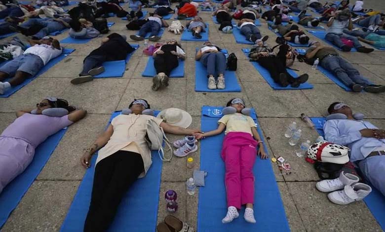 Sieste collective au milieu d'une rue bondée de Mexico pour "promouvoir le repos"