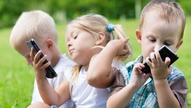 Médecins mettent en garde : les écrans de téléphone pourraient causer la "cécité" chez vos enfants