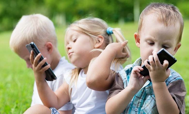 Médecins mettent en garde : les écrans de téléphone pourraient causer la "cécité" chez vos enfants