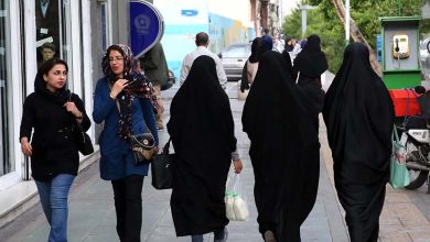 La police iranienne réprime les femmes qui défient l'obligation du hijab