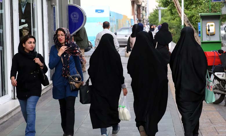 La police iranienne réprime les femmes qui défient l'obligation du hijab