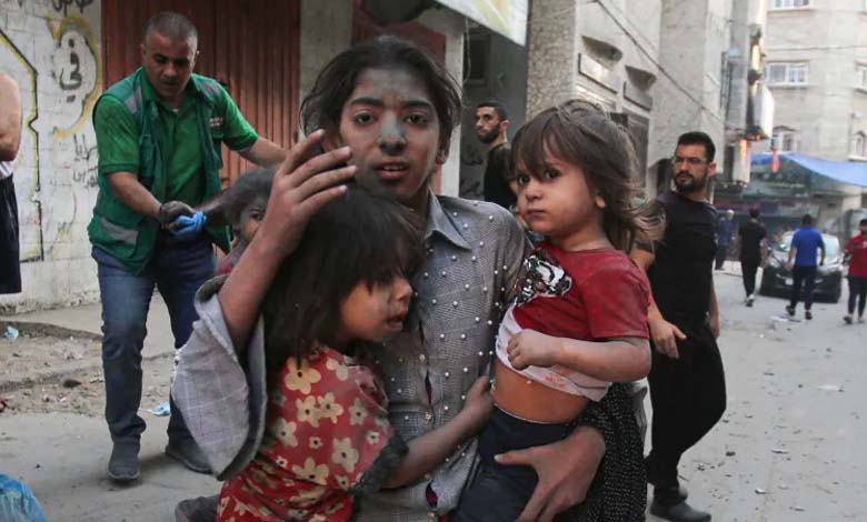 Au milieu du feu et de la destruction, les enfants de Palestine paient le prix des horreurs de la guerre et cherchent de la nourriture