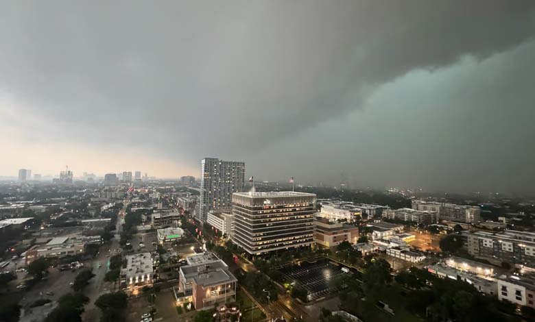 Le jour s'est transformé en nuit... Une tempête effrayante frappe Houston, États-Unis