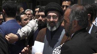 Qui est Mohsen Khamenei, devant qui s'inclinent les dirigeants iraniens?