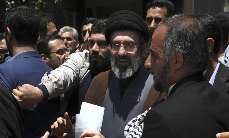 Qui est Mohsen Khamenei, devant qui s'inclinent les dirigeants iraniens?