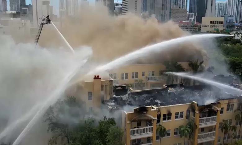 Un énorme incendie dans un immeuble résidentiel à Miami