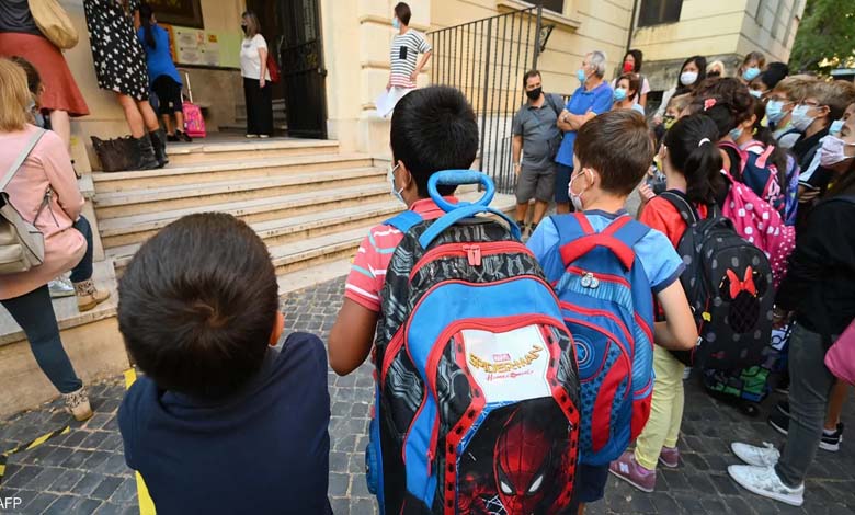 Interdiction des téléphones dans les écoles italiennes pour améliorer l'écriture manuscrite