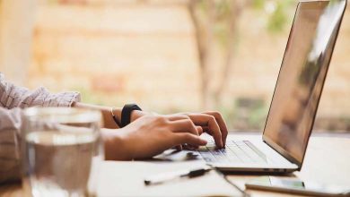 Le gouvernement égyptien a-t-il autorisé les employés à travailler "en ligne" ?